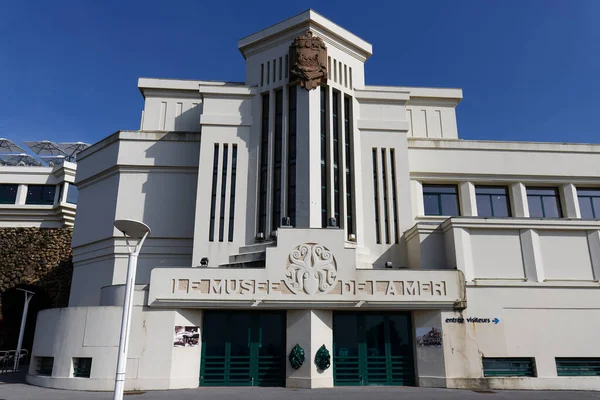 Biarritz, Fransa-30 Nisan 2022: Deniz Müzesi 'nin dışı. Atalaye kayalık platosunda inşa edilmiş. Balıkçılık limanıyla Vieux limanı arasındaki okyanusa bakıyor..