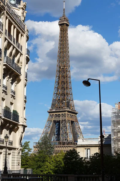 Famosa Torre Eiffel Las Tradicionales Casas Francesas Primer Plano París — Foto de Stock