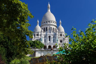 Sacre Coeur, Paris 'in en yüksek noktası olan Montmartre tepesinde yer alan bir Roma Katolik kilisesidir..