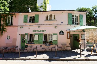 Paris, Fransa-2 Temmuz 2022: Paris 'in Montmartre bölgesinde bulunan geleneksel Fransız restoranı La Maison Rose.