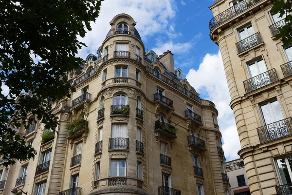 Фасади Традиційних Французьких Будинків Типовими Балконами Вікнами Париж Франція — стокове фото
