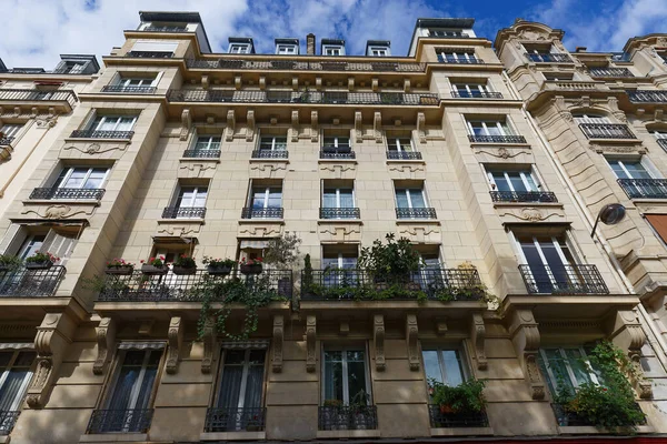 Фасад Традиційного Французького Будинку Типовими Балконами Вікнами Париж Франція — стокове фото
