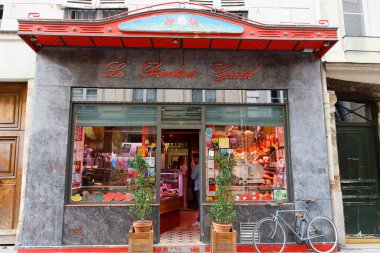 Paris, Fransa - 2 Temmuz 2022: Jean-Paul Gardil, Paris 'in 4. bölgesindeki Saint-Louis adasında bulunan yerel bir kasaptır.