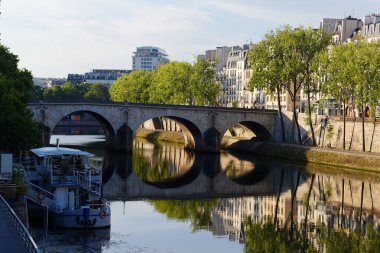 Köprü Ponte Marie Seine Nehri üzerinde sabahın erken saatlerinde, Paris, Fransa.