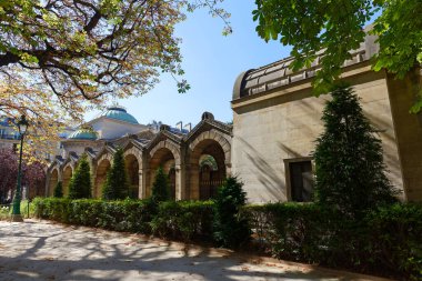 XVI. Louis Meydanı 'nda yer alan Expiatory Chapel, Paris' teki en orijinal dini binalardan biri olmaya devam etmektedir. Louis ve eşi Kraliçe Marie-Antoinette anısına 1815 yılında inşa edildi ve 1793 yılında giyotinle idam edildi..