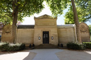 XVI. Louis Meydanı 'nda yer alan Expiatory Chapel, Paris' teki en orijinal dini binalardan biri olmaya devam etmektedir. Louis ve eşi Kraliçe Marie-Antoinette anısına 1815 yılında inşa edildi ve 1793 yılında giyotinle idam edildi..