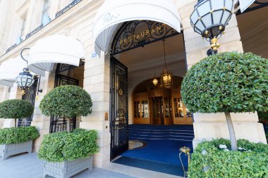 Paris, Fransa-14 Temmuz 2022: Ritz Paris, Paris 'in merkezindeki Vendome Meydanı' na bakan bir otel ve restorandır. Dünya 'nın en lüks otelleri arasında yer aldı..