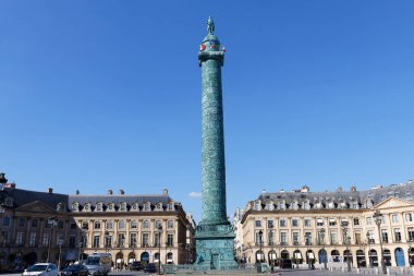 Fransa 'daki Vendome Meydanı' nda Napoleon Bonaparte heykeli olan Vendome sütunu. Vendome sütununda 425 sarmal bronz plaka var..