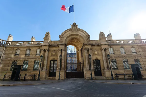 Ulusal Fransız bayraklarıyla süslenmiş Elysee Sarayı 'nın giriş kapısı. Elysee Sarayı - Fransa cumhurbaşkanının 1848 'den beri resmi ikamet yeri..