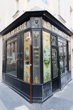 Paris, Fransa-17 Temmuz 2022: Hotel du Petit Moulin, Paris 'in en eski fırınının bulunduğu Paris' in 3. bölgesinin kalbinde bulunan otantik bir oteldir..