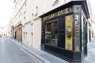 Paris, Fransa-17 Temmuz 2022: Hotel du Petit Moulin, Paris 'in en eski fırınının bulunduğu Paris' in 3. bölgesinin kalbinde bulunan otantik bir oteldir..