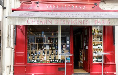 Paris, Fransa-17 Temmuz 2022: Chemin des vignes, Paris 'in Madeleine ilçesinde bulunan şarap mağarası..