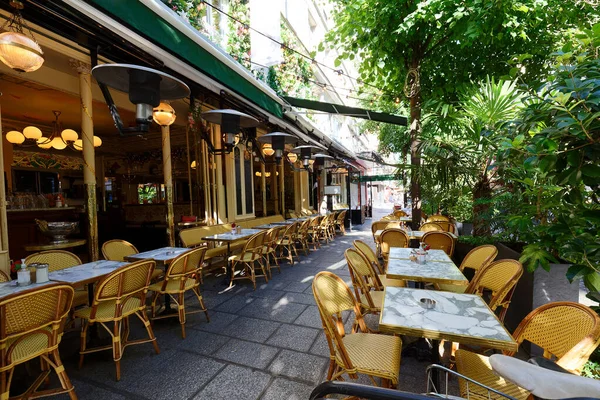 Rua Acolhedora Com Mesas Redondas Cadeiras Brilhantes Tradicional Café Francês — Fotografia de Stock