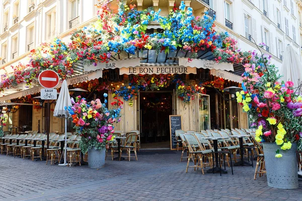 Paris France July 2022 Bon Pecheur Corner Cafe Decorated Flowers — Stockfoto