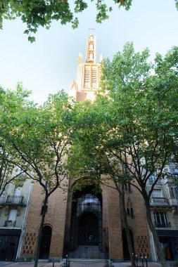 Saint-Esprit, Fransa 'nın başkenti Paris' in 12. bölgesinde bulunan bir Katolik kilisesidir. Bizans etkisi ve güçlendirilmiş beton ile kilisenin mimarisi kesinlikle benzersizdir..