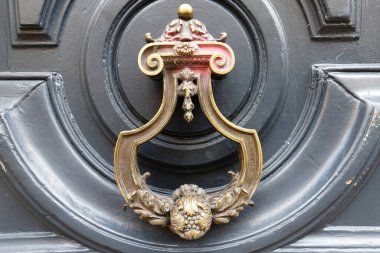 Avrupa yapımı eski metal dövmeli demir kapı tokmağı. Tasarım ayrıntıları. Paris. Fransa.