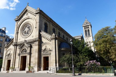 Yağmurlu gecelerde Notre Dame des Champs Kilisesi. Paris 'te Montparnasse Bulvarı' nda bulunan bir Roma Katolik kilisesidir. Fransa.