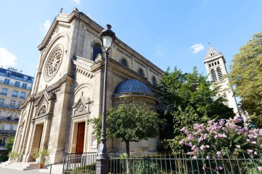 Yağmurlu gecelerde Notre Dame des Champs Kilisesi. Paris 'te Montparnasse Bulvarı' nda bulunan bir Roma Katolik kilisesidir. Fransa.