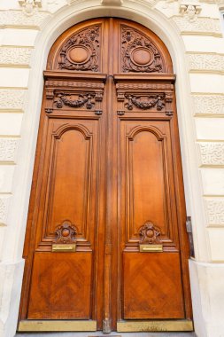 Paris, Fransa 'da eski süslü bir kapı - tipik eski bir apartman..
