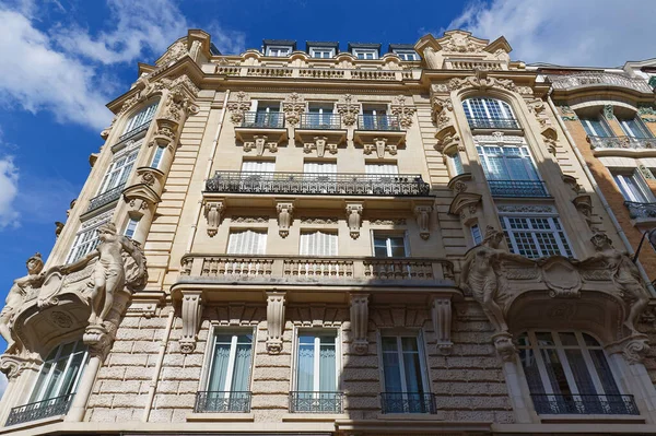 Tipik balkon ve pencereli geleneksel Fransız evinin ön cephesi. Paris, Fransa.