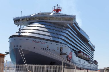 Toulon, Fransa - 22 Ağustos 2022: Valiant Lady Fransa 'nın Toulon limanında Virgin Voyages tarafından işletilen bir yolcu gemisidir..