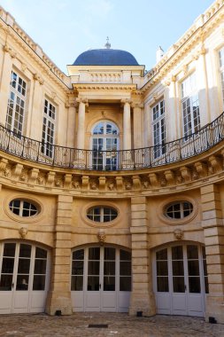 Paris İdari Mahkemesi 'nin tarihi binası. 1654 'te Beauvais' li Catherine için inşa edildi, listelenen anıt trompe-l yağ ve sahte simetrilerle dolu..