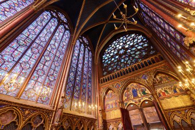 Vitray pencereler Sainte Chapelle Paris, Fransa'da bir kraliyet Ortaçağ kilise içinde