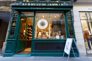 Paris, Fransa - 21 Eylül 2022: A la Mere de Famille Paris 'teki en eski çikolata dükkanıdır. Mağaza ilk olarak 1761 yılında açıldı. Paris 'in merkezinde, Marais Mahallesi' nde..