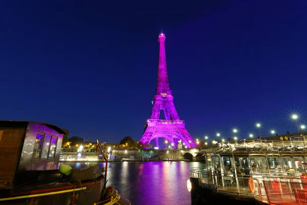 フランス 10月1 2022 毎年恒例の乳がんキャンペーンの開始のために ピンクに照らされたセーヌ川に位置するエッフェル塔は 世界的に知られています — ストック写真