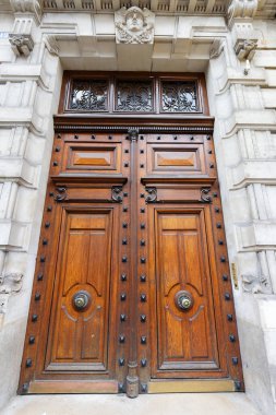 Paris, Fransa 'da eski süslü bir kapı - tipik eski bir apartman..