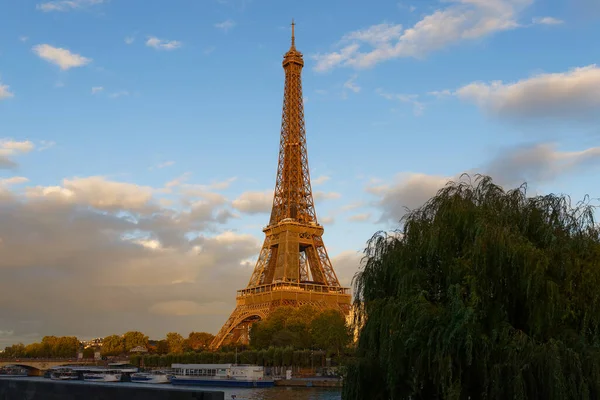 Eiffeltoren Bij Zonsondergang Het Meest Populaire Reisplaats Wereldwijd Cultureel Icoon — Stockfoto