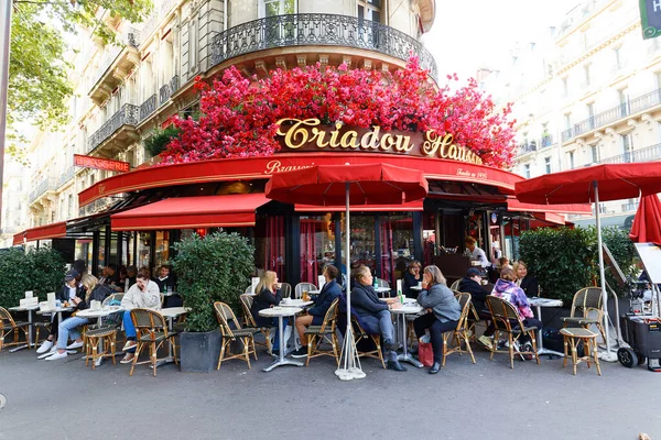 Париж Франция Октября 2022 Года Ресторан Triadou Haussmann Украшен Цветами — стоковое фото