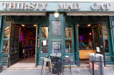 Paris, Fransa-01 Ekim 2022: Chatelet 'in karşısında Paris' in 2. Bölgesinde yer alan Susamış Deli Kedi spor barı, partiyle sporu nasıl karıştıracağını biliyor.
