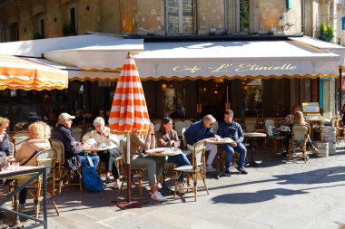 Paris, Fransa-01 Ekim 2022: L 'Etincelle geleneksel bir Fransız restoranıdır. Rue Rivoli 'de Paris' in 4. bölgesinde yer almaktadır. .