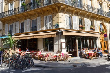 Paris, Fransa-11 Ekim 2022: BB, Paris 'in Rue Pierre Semard' da 9. Paris mi? Fransa.