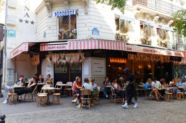 Paris, Fransa-11 Ekim 2022: Geleneksel Fransız bistro korosu Paris 'in 9..