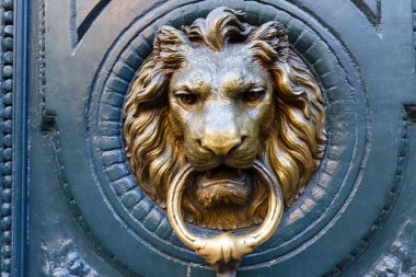 Avrupa yapımı eski metal dövmeli demir kapı tokmağı. Tasarım ayrıntıları. Paris. Fransa.