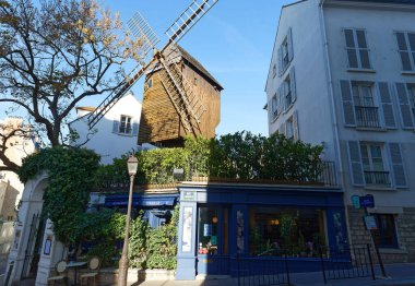 Paris, Fransa-09 Ekim 2022: Fransa 'nın 18 ilçesinde Montmartre' de bulunan geleneksel Fransız restoranı Le moulin de la galette.