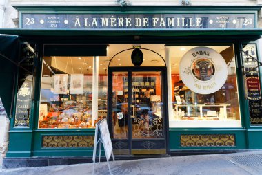 Paris, Fransa - 09 Ekim 2022 A la Mere de Famille Paris 'in en eski çikolata dükkanıdır. Mağaza ilk olarak 1761 yılında Faubourg Montmartre caddesinde açıldı..