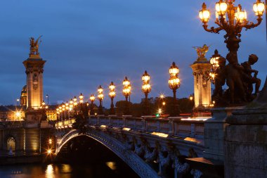 Alexandre III, Paris 'teki Seine nehri boyunca uzanan bir köprü. Şehrin en gösterişli ve abartılı köprüsü olarak kabul edilir. Fransız tarihi anıtı olarak sınıflandırılır..