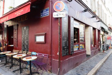 Paris, Fransa-09 Ekim 2022: Fransa 'nın 18 ilçesinde Montmartre' de bulunan geleneksel Fransız restoranı Au Petit Creux..