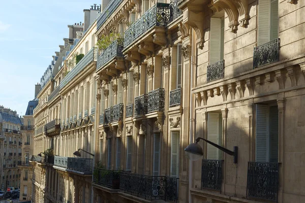 Фасады Традиционных Французских Домов Типичными Балконами Окнами Париж Франция — стоковое фото
