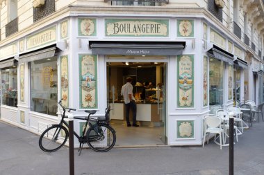 Paris, Fransa-22 Ekim 2022: Rue du Rocher 'da Paris' in 8. bölgesinde yer alan fırın ve pastane Hecht çeşitli ürünler üretiyor..