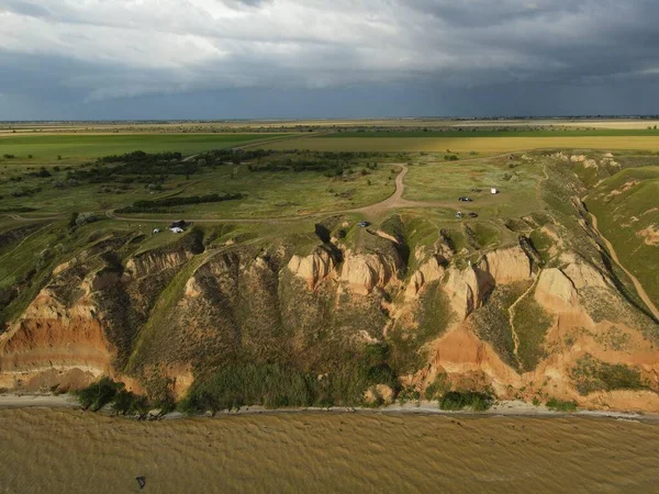 Dağlardaki nehir manzarası.