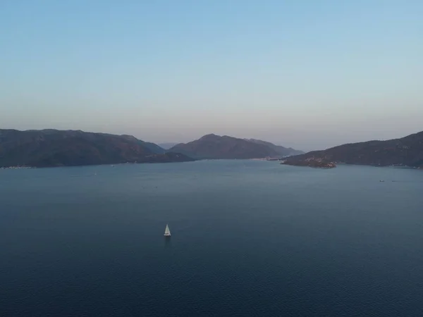 Akdeniz adası körfezi manzarası.