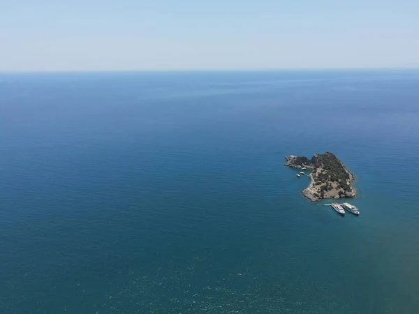 Güzel deniz ve ada manzarası