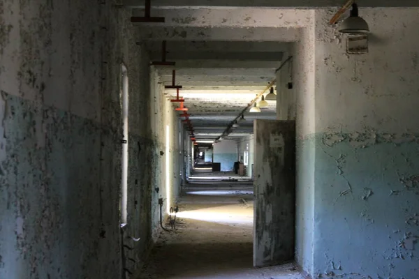 Şehirdeki terk edilmiş sanayi binası.