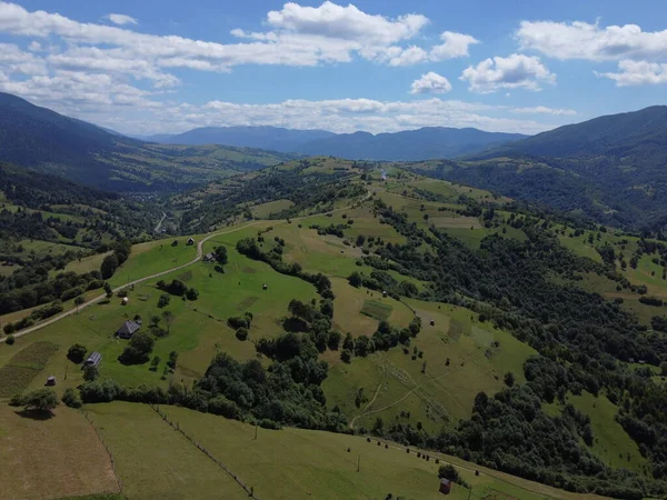 Dağların üstünden bak.
