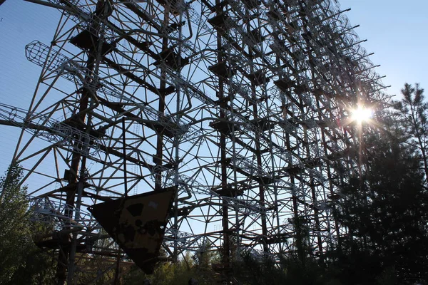 Büyük bir ağacı olan bir lise binası.