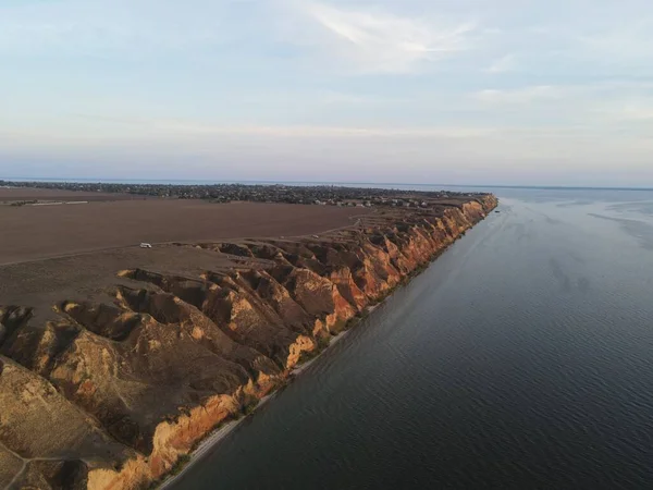 Çöldeki nehir manzarası